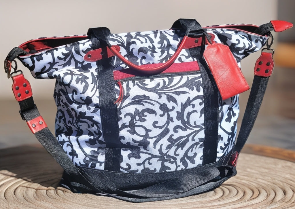 Travel Tote Large Black/White Scroll